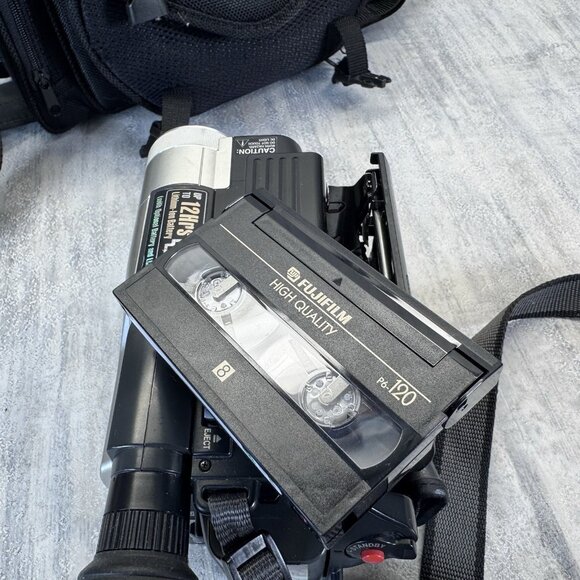 Hitachi VM-E575LE Video Camera - Picture 10 of 16